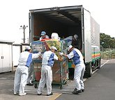 テールゲート昇降装置による荷物の積み込み